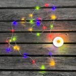 Bunte LED-Lichterkette für festliche Dekorationen, ideal für B2B Webshops und Eventdekorationen.