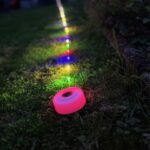 LED-Stein mit bunten Lichtern für Gartenbeleuchtung, dekorativ und energieeffizient.