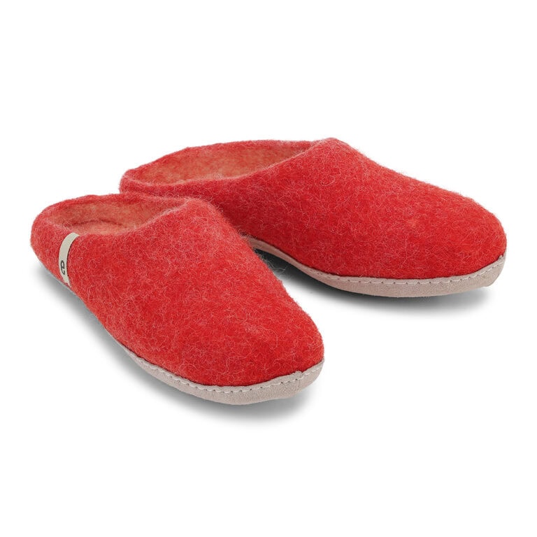 Warme rote Hausschuhe aus Filz, bequem und ideal für B2B-Webshop-Kunden.