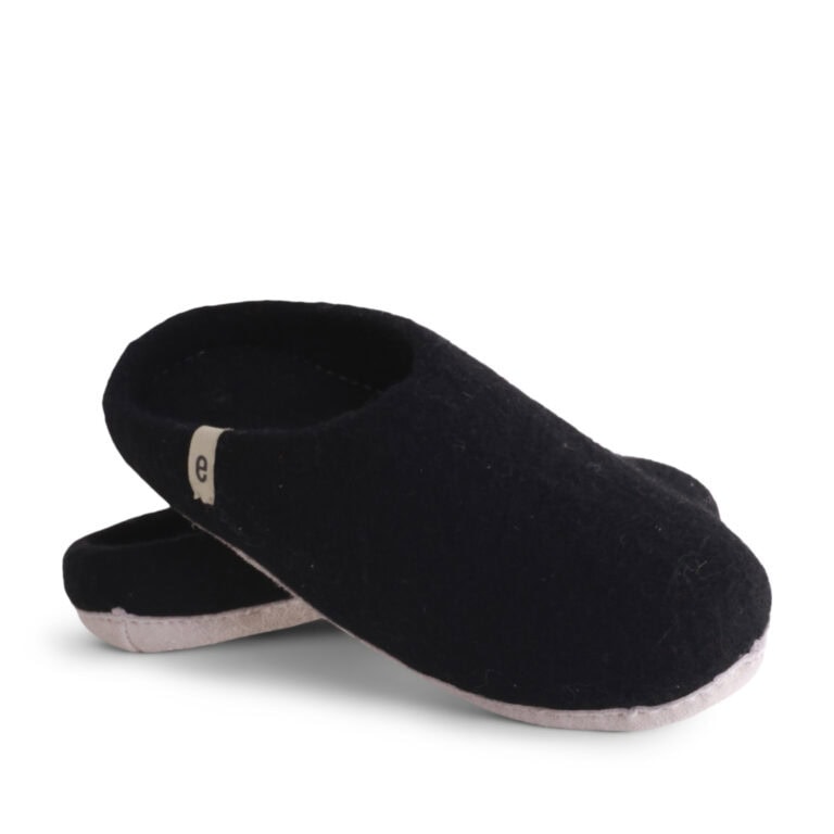 Bequemer schwarze Hausschuh aus weichem Material für Komfort und Wärme.
