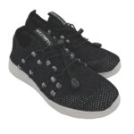Sneaker Splash in Schwarz: Flyknit-Sneaker mit Elastik-Schnürsenkeln, Stopper und West-Style-Schriftzug, Paar in Schrägansicht